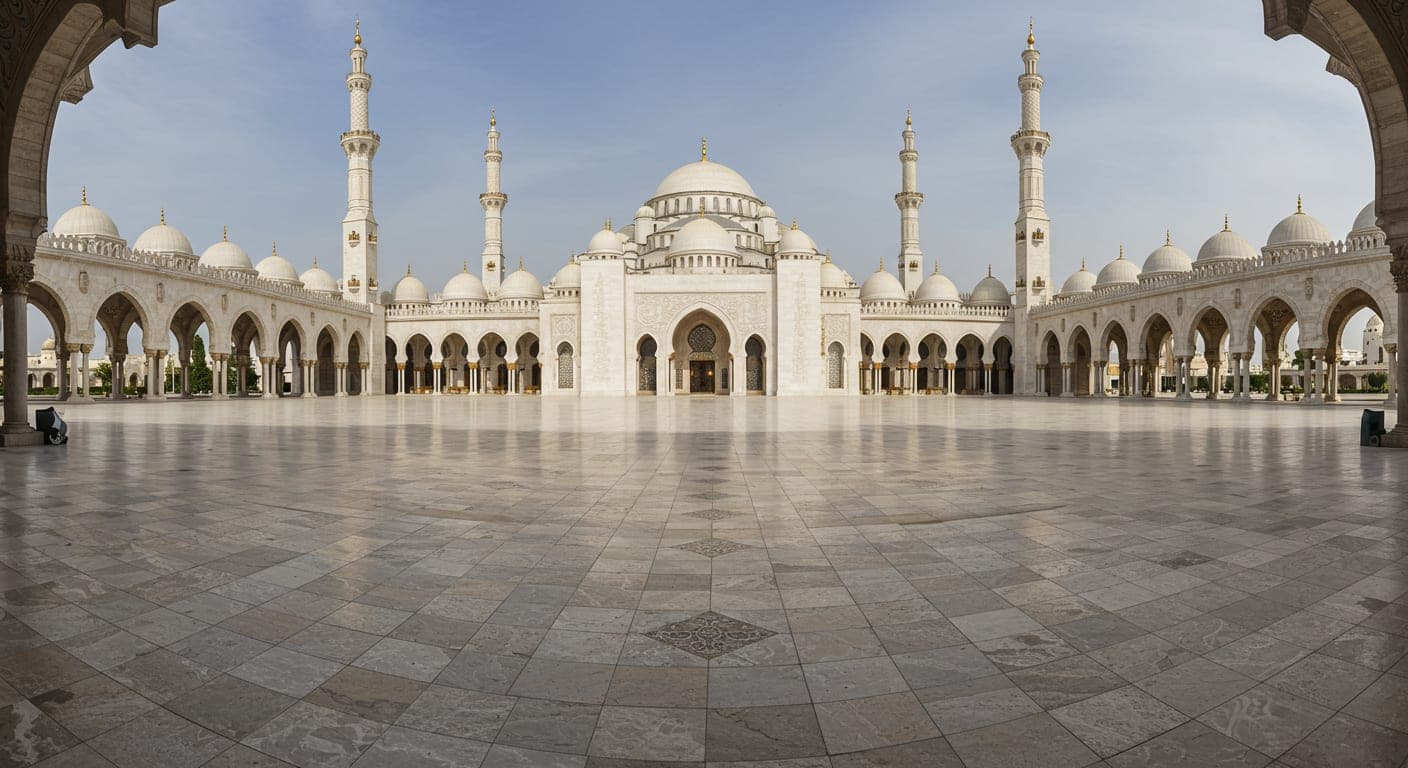 Osmanlı geometrik desen parke taşlarıyla döşenmiş cami avlusu — açık renkli granit ve andezit kombinasyonu, revak altı ve şadırvan çevresi